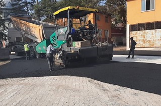 Gemlik’te asfalt kaplama çalışmaları devam ediyor